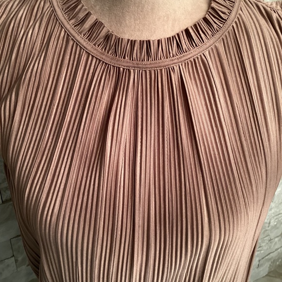 Evereve Mallory Plisse Sleeveless Top - Picture 3 of 8